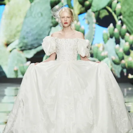 فساتين زفاف بأكمام منسدلة 2022