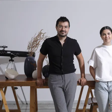 ضحك ولعب وحبّ في استديو المصمّمين ستيفاني سيّار وشربل غريبه