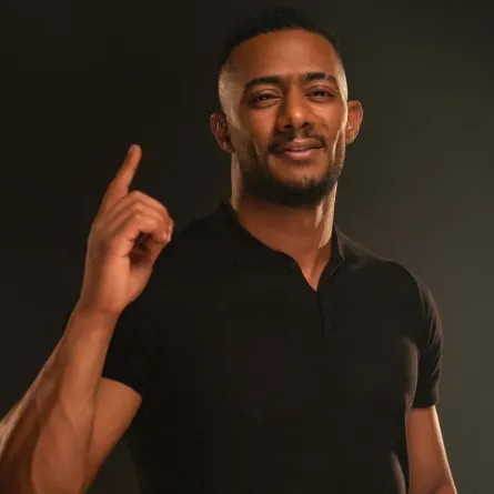 شاهد محمد رمضان يخلع حذاءه لحظة تكريمه: لا أثق في أي جزمة