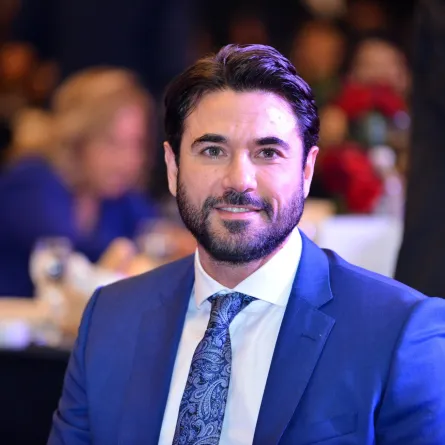 أحمد عز بالفيديو: عيب أقول على نفسي "نمبر وان" في وجود عادل إمام والفخراني 