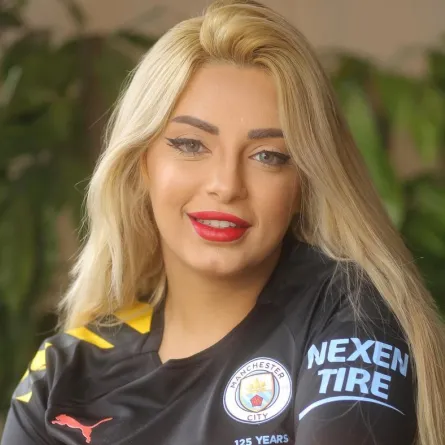 بالصور: مي حلمي تصاب بكسر في القدم بعد إعلان ارتباطها