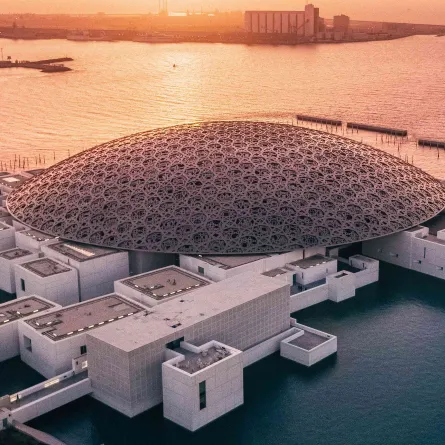 اللوفر أبوظبي وريتشارد ميل يُطلقان معرضاً وجائزة فنّية تشجعياً للمواهب المعاصرة