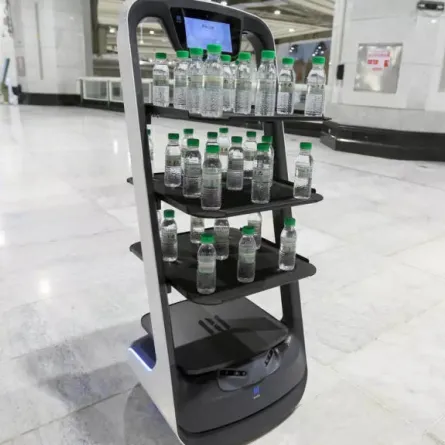 روبوت ذكي يوزع مياه زمزم في الحرم المكي