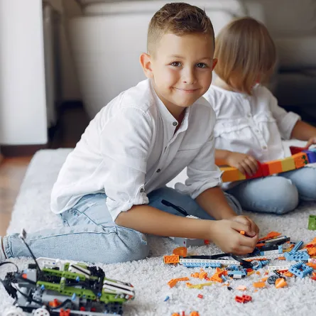 لعب الأطفال حسب أعمارهم