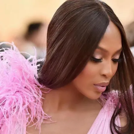 تسريحات شعر طويل من نعومي كامبل