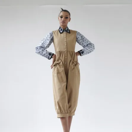 سراويل باللون البيج من عروض ربيع وصيف 2021