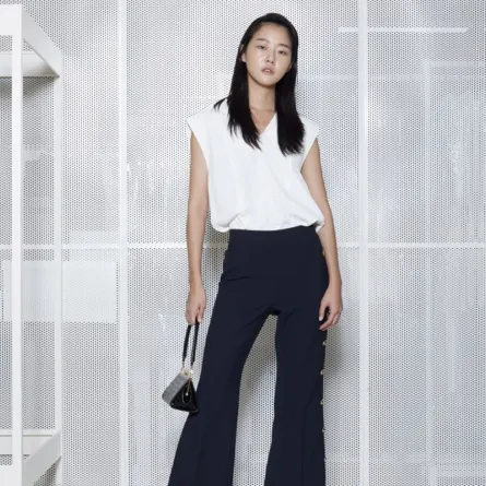 أسلوب تنسيق القميص الأبيض من عروض ربيع وصيف 2021