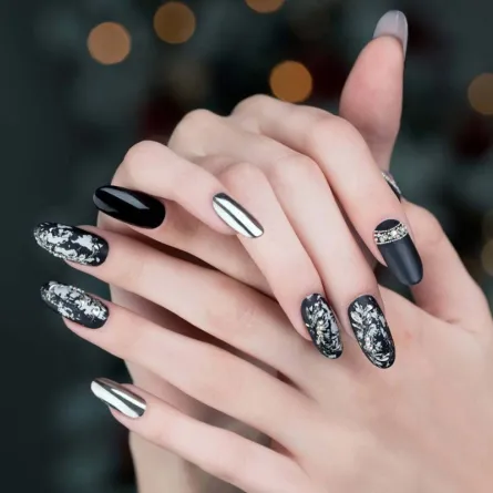 موديلات مناكير باللونين الأسود والذهبي موضة صيف 2021