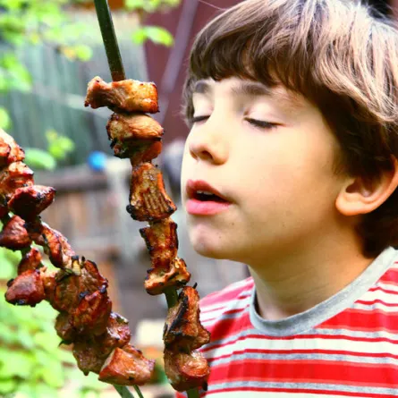 كيف يأكل طفلك لحم خروف العيد دون مشاكل صحية؟