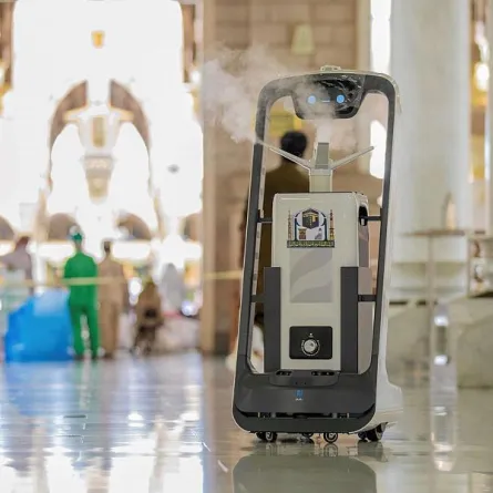 وكالة شؤون المسجد النبوي تستخدم الروبوتات لتعقيم أروقة المسجد