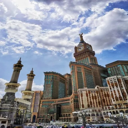 برج الساعة في مكة يتصدر قائمة ناطحات السحاب الأغلى في العالم