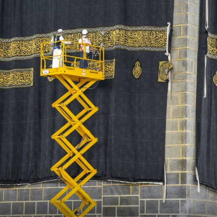 الرئاسة العامة لشؤون المسجد الحرام والمسجد النبوي تستبدل ثوب الكعبة المشرفة 