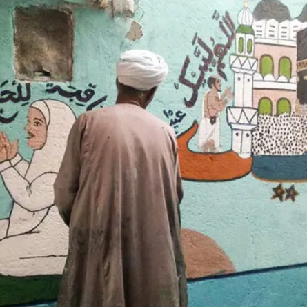 جرافيتي الحج.. فن فطري يوثق شعائر الحج على بيوت البسطاء