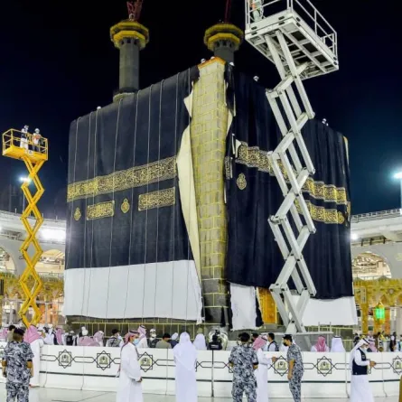 بالصور رئاسة شؤون الحرمين تكشف كواليس تغيير كسوة الكعبة المشرفة