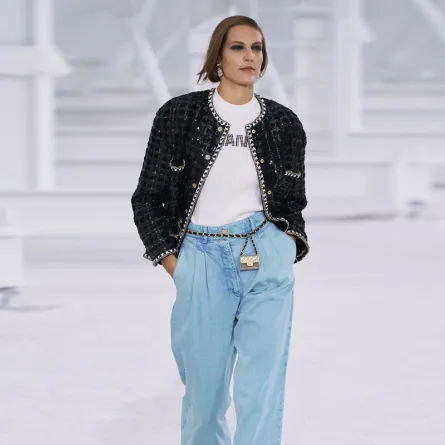 طرق تنسيق الجينز الفضفاض