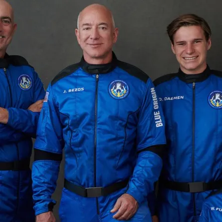 عودة الملياردير جيف بيزوس من رحلته الفضائية على متن سفينته نيو شيبرد