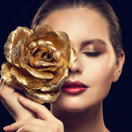 مكياج عيون ذهبي لصيف 2021