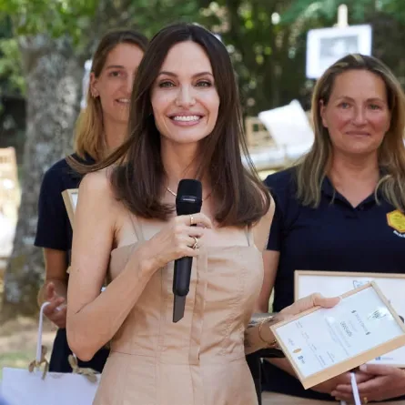 أنجلينا جولي ببدلة مربي النحل