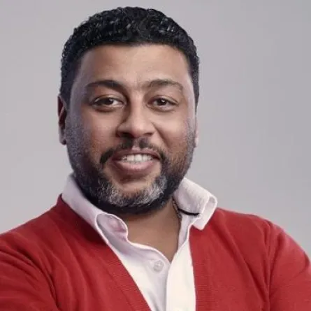 الفنان محمد جمعة يرزق بطفلته الجديدة ويطلق عليها اسم "كاميليا"