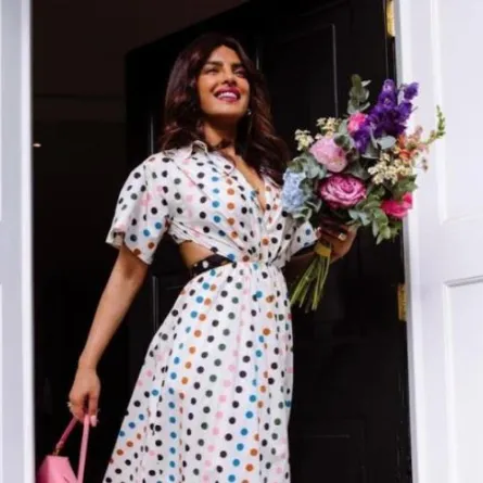 بريانكا شوبرا تشاهد حفل افتتاح الأولمبياد بهتاف صاخب