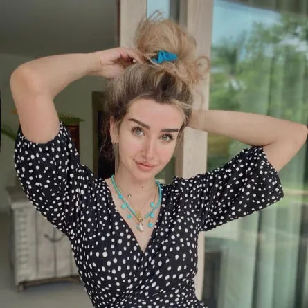 بالفيديو هنا الزاهد تحذّر من الجلوس مع زوجها أحمد فهمي: غريب ومرعب