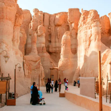 القطاع السياحي بالسعودية يتطلع إلى 100 مليون زائر سنوياً