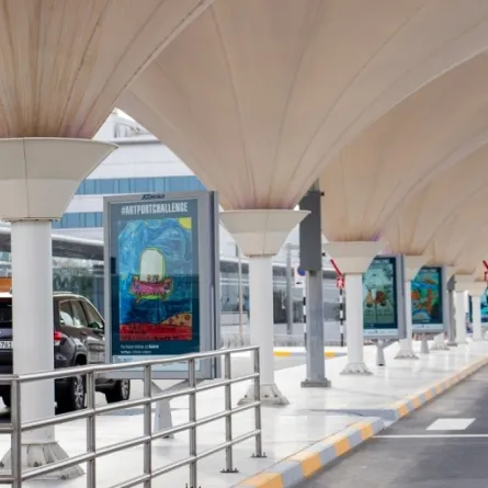 مطار أبوظبي يتحول إلى متحف في الهواء الطلق