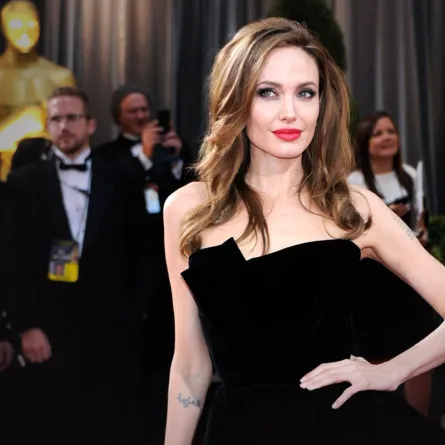 أنجلينا جولي تتسوق في باريس مع أولادها ..فماذا ارتدت؟