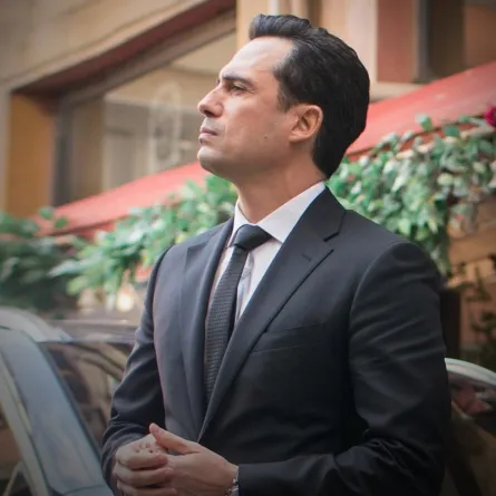 للرجل .. اختر النجم الأكثر أناقة بالبدلة