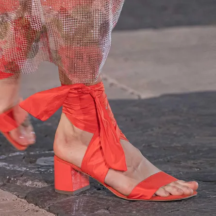 صنادل بألوان منعشة لصيف 2021