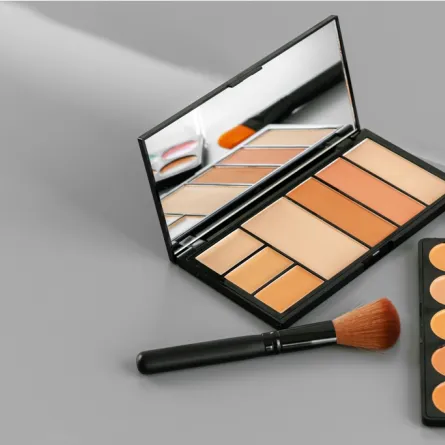 كيفية إخفاء الهالات السوداء الداكنة بالكونسيلر الملون