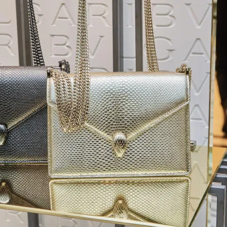 حقائب مزيّنة بالسلاسل المعدنية