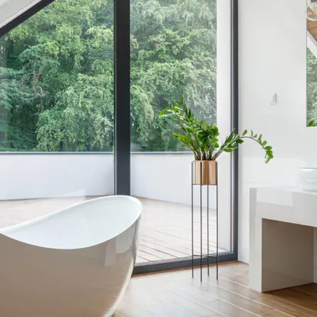 "خدع" في الديكور لتكبير مساحة الحمّام الملحق بغرفة النوم