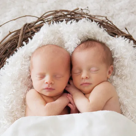 دليلك للعناية بالتوأم حديثي الولادة