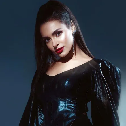 فيديو.. غيرة كارمن سليمان تدفعها لمهاجمة متابعة طلبت رقم هاتف زوجها