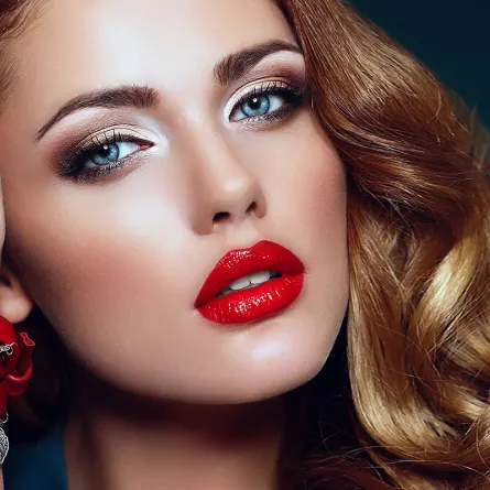 الروج الأحمر موضة المكياج الأيقونية على مر العصور