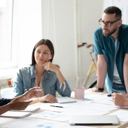 مهارات الاستماع للاتصال الفعال في مكان العمل