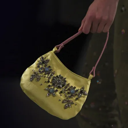 موديلات حقائب يد مزيّنة بالأحجار