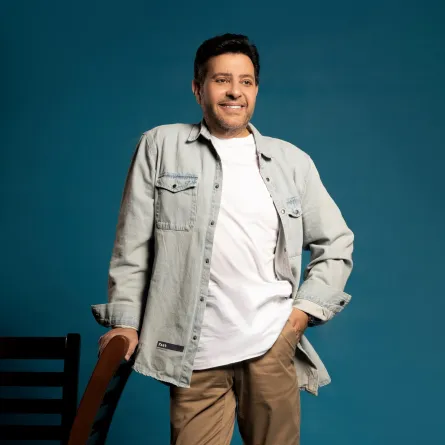 بالفيديو: هاني شاكر يحتفل مع فرقته الموسيقية بعودته لممارسة نشاطه الفني