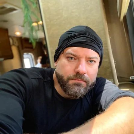 بالفيديو: عمرو يوسف يتأهب للغوص في أعمق حوض سباحة في العالم