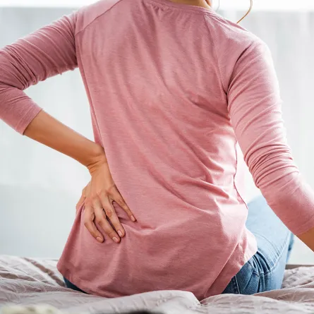 احترسي من آلام الظهر أثناء الرضاعة الطبيعية واكتشفي العلاج 