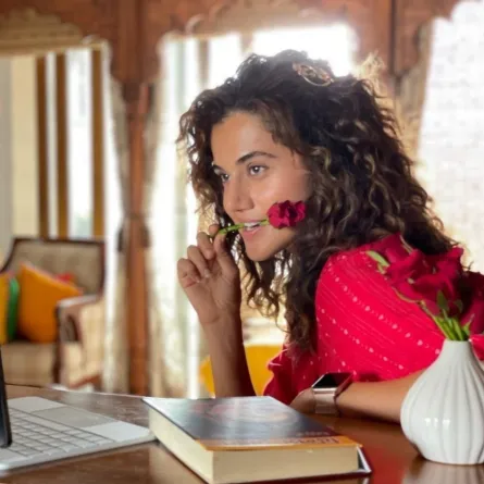 تابسي بانو تطفيء شمعة الـ34 في موقع تصوير فيلمها Blurr