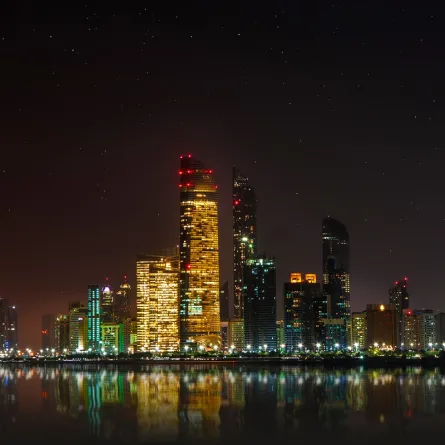 الاستثناء على "الحصن" شرط الدوام الحضوري للطلبة فوق 16 عاماً غير المطعمين بأبوظبي