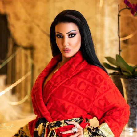 سمية الخشاب تثير الجدل بجلسة تصوير ب "الروب الأحمر"