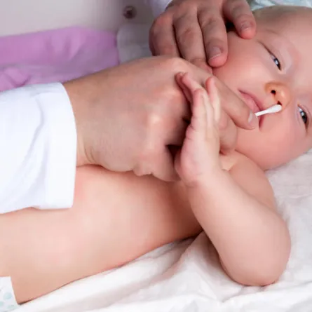 طريقة تنظيف أنف الرضيع