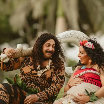 بالصور: محمد ثروت وزوجته في جلسة تصوير طريفة على خطى شخصيتي ديزني «موانا وماوي» 