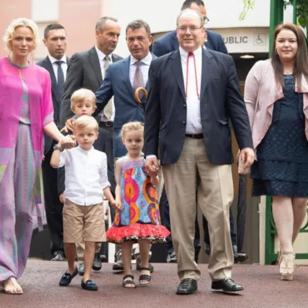 أبرز الإطلالات الملكية بالأزياء المطبعة