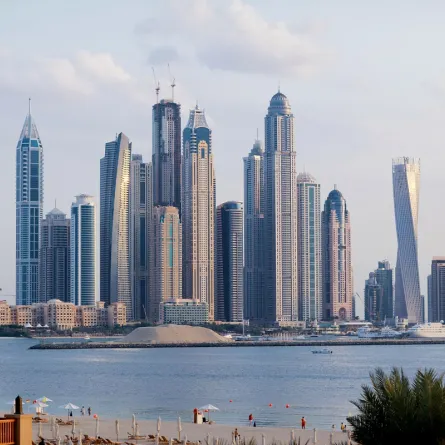 الإمارات تعلن استثناء فئات جديدة من مسافري دول ممنوع القدوم منها