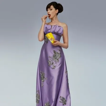 آن هاثواي تتألق بالبنفسجي في ذكرى فيلم Devil wears Prada 