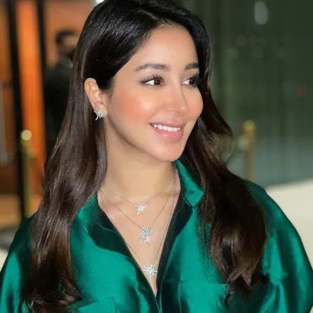 أسيل عمران تحتفل مع أسرتها وأصدقائها بإطلاق مجموعتها الأولى للمجوهرات 